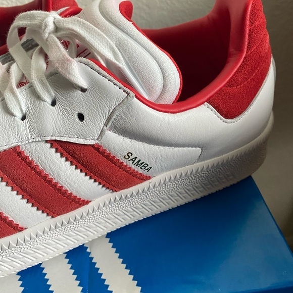 Athletic_Shoes